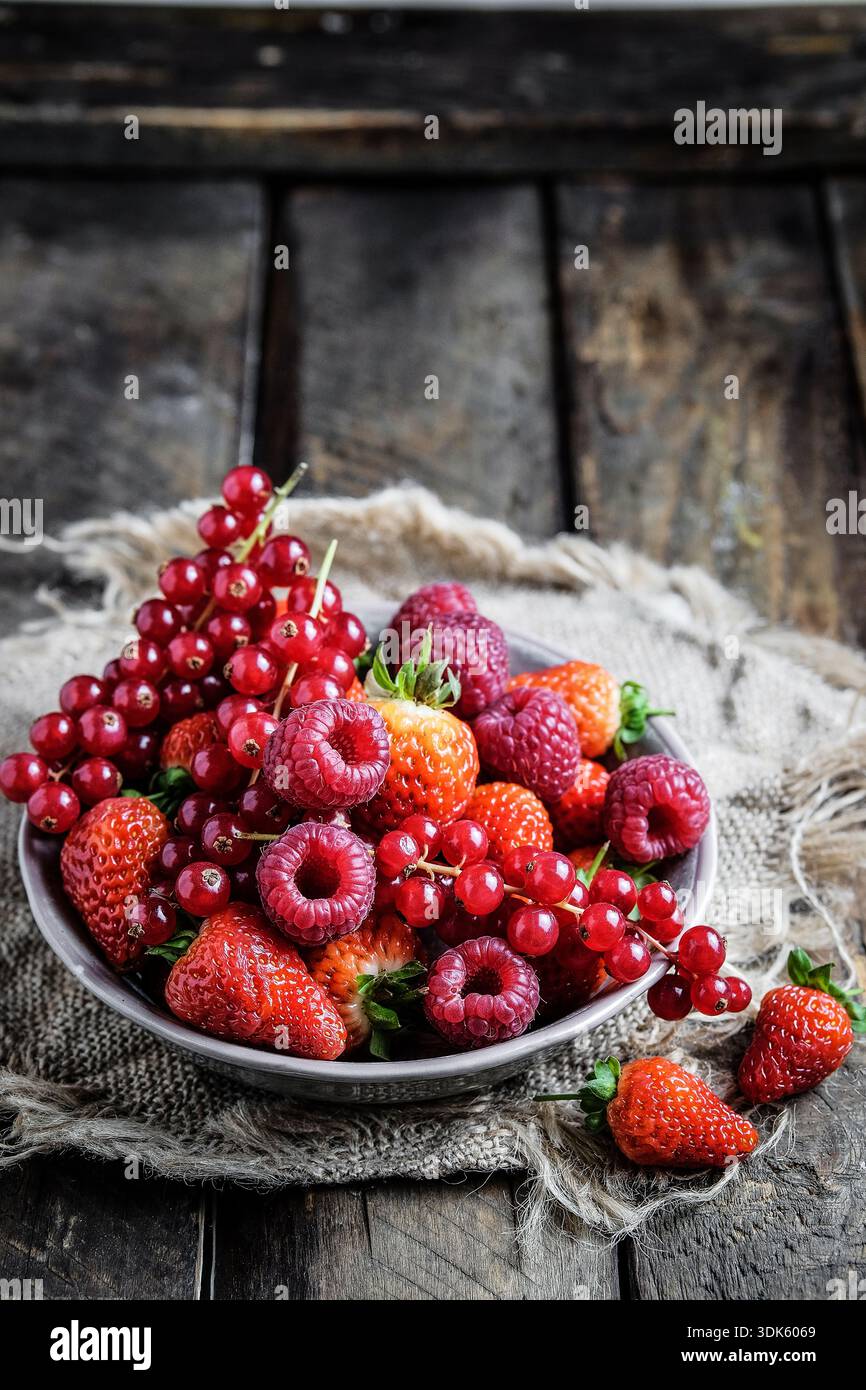 Wild strawberry basket hi-res stock photography and images - Alamy