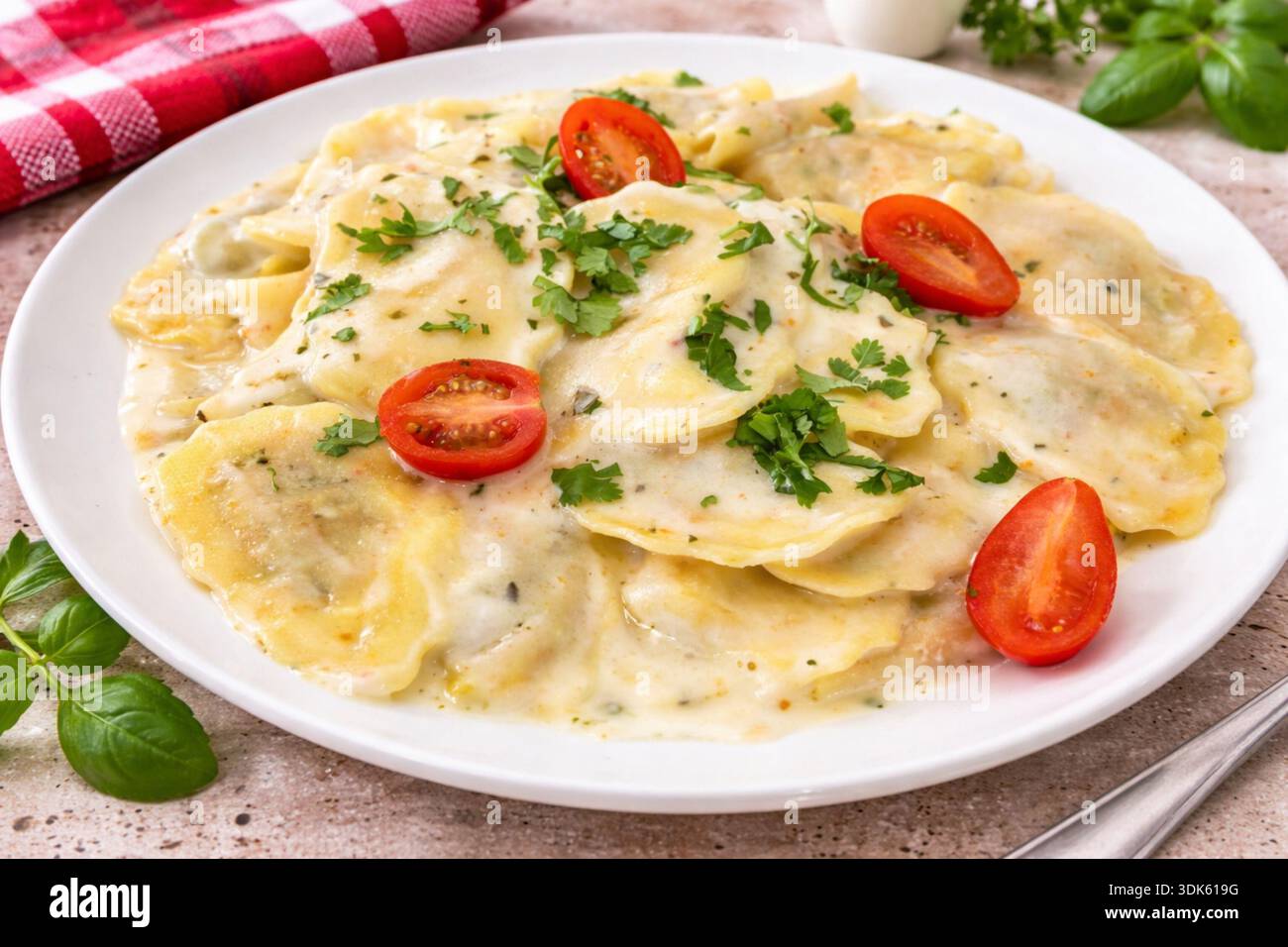 Fresh ravioli creamy sauce hi-res stock photography and images - Alamy