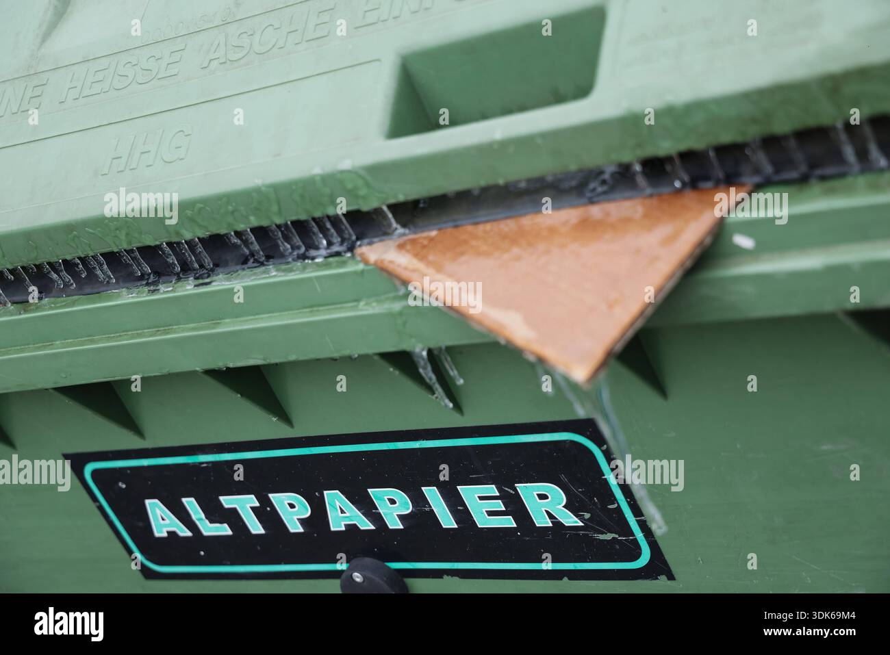 Prezero Paper Container Gefrorener Papiermüll - Eiszapfen hängen am 25.01.2026 an einem Stück ...