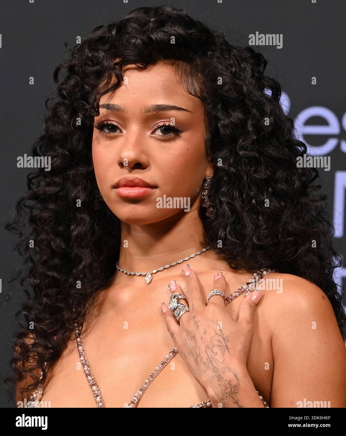 manon-bannerman-katseye-arriving-to-spotify-s-2026-best-new-artist