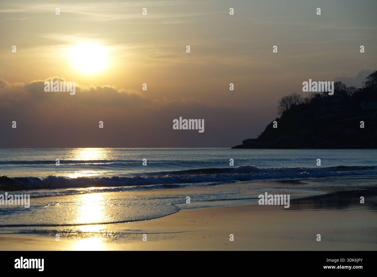 Dawn sun golden sky hi-res stock photography and images - Alamy