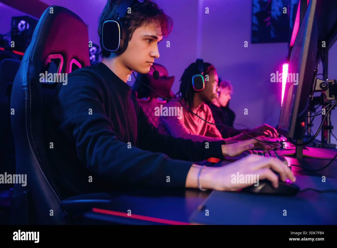 Using keyboard mouse gamers hi-res stock photography and images - Alamy