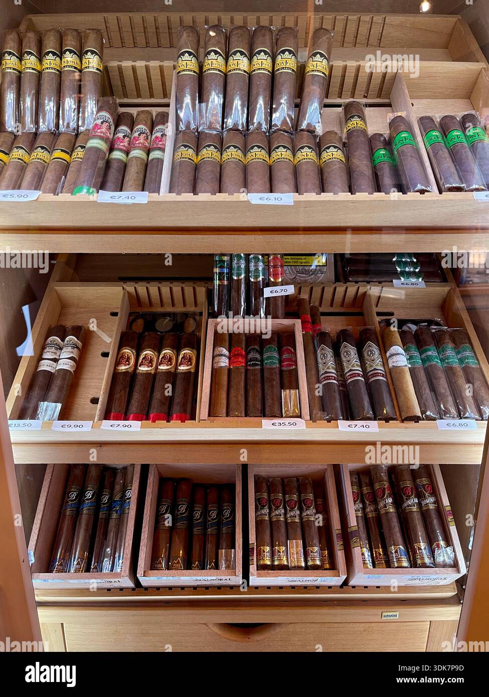 Tobacco retail store hi-res stock photography and images - Alamy
