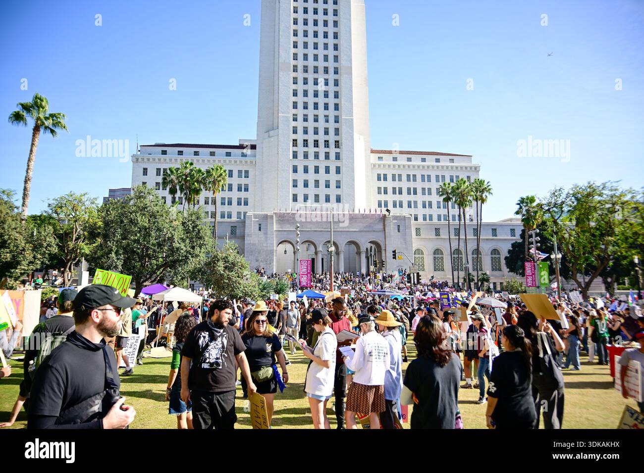 Thousands gather in front of Los Angeles City Hall in response to ...