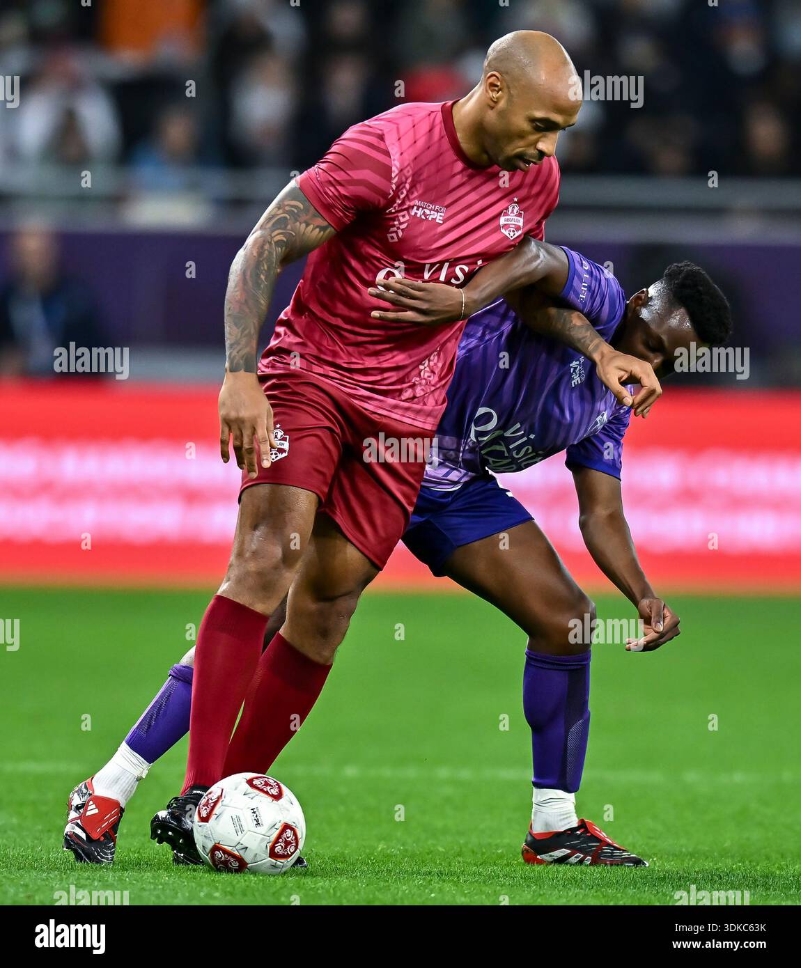 Tabi Rown Tobi Brown (R) of Team Chunkz and Thierry Henry of Team Abu flah seen ...