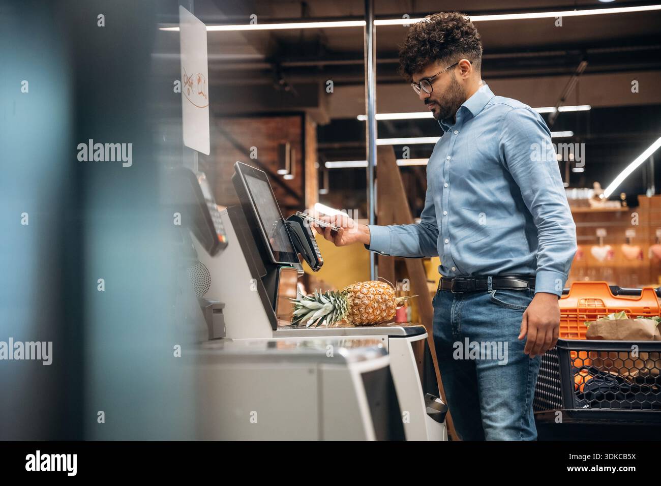 Man cash register hi-res stock photography and images - Alamy