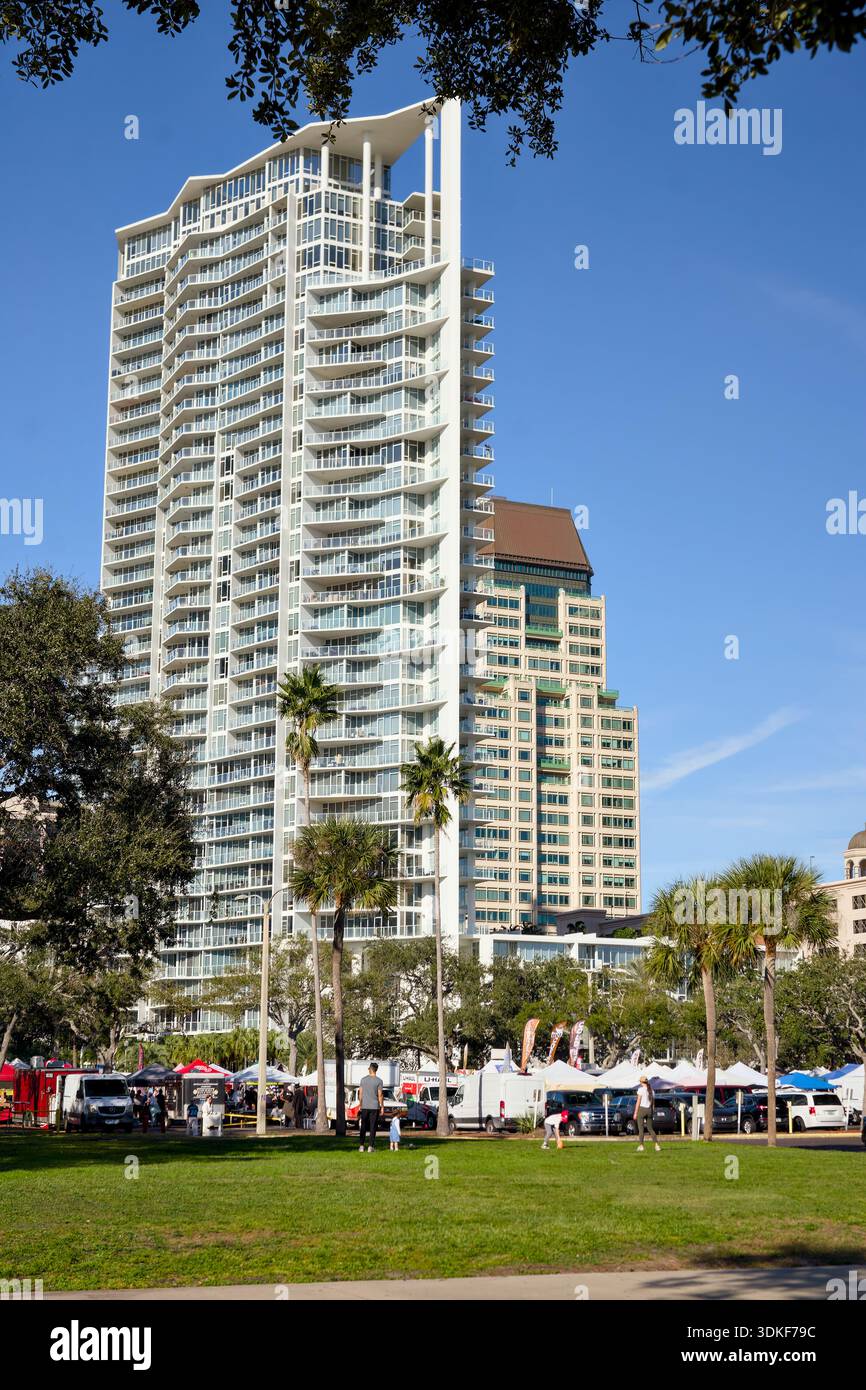 Tall residential tower palm hi-res stock photography and images - Alamy
