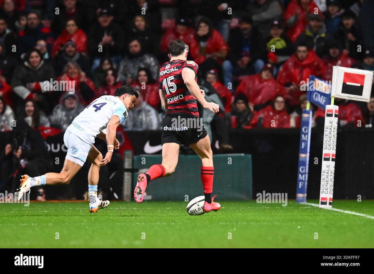Tom Spring of Aviron Bayonnais and Blair Kinghorn of Stade Toulousain ...