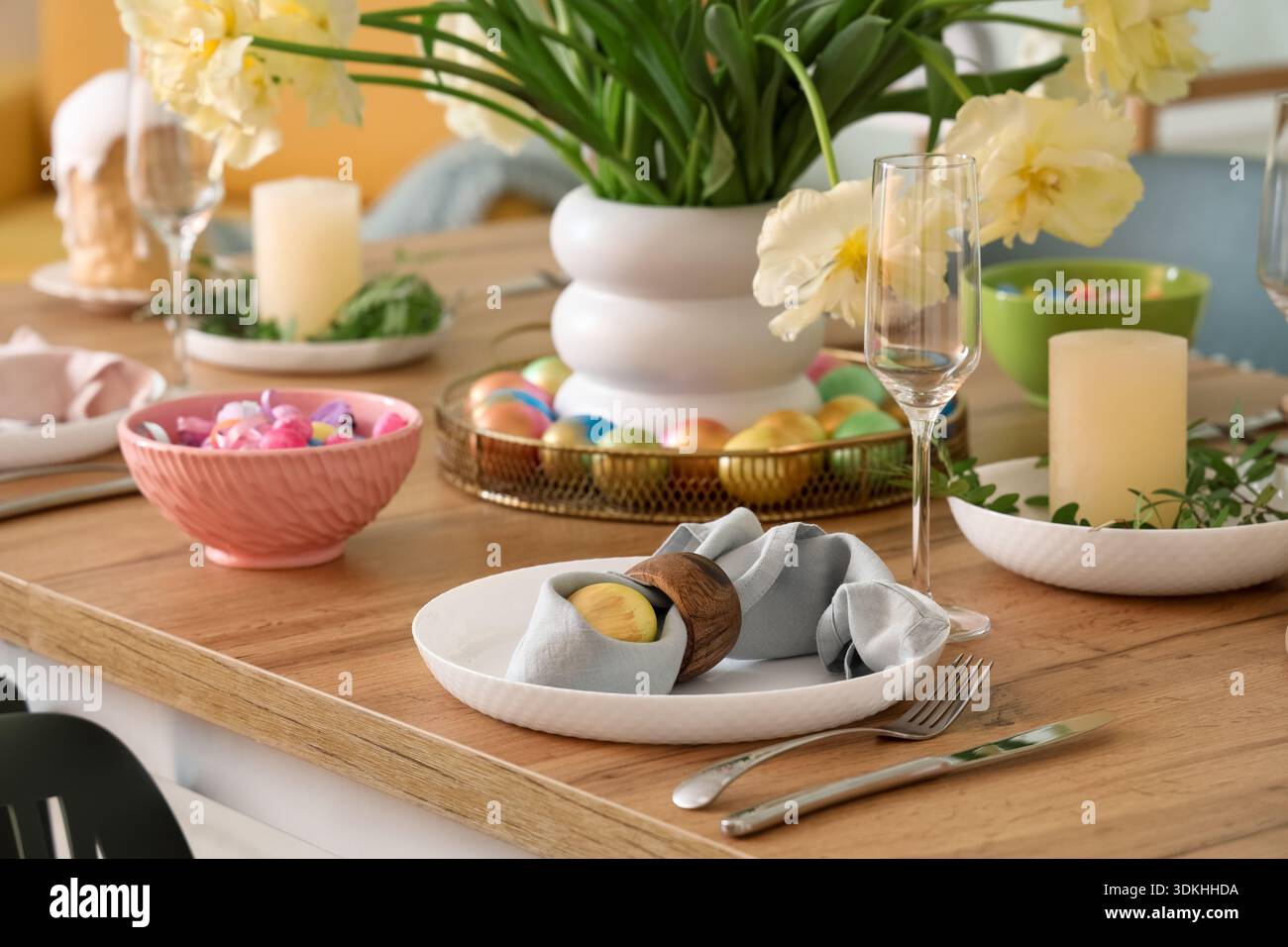Easter table setting with painted eggs, Easter cake and flowers Stock Photo