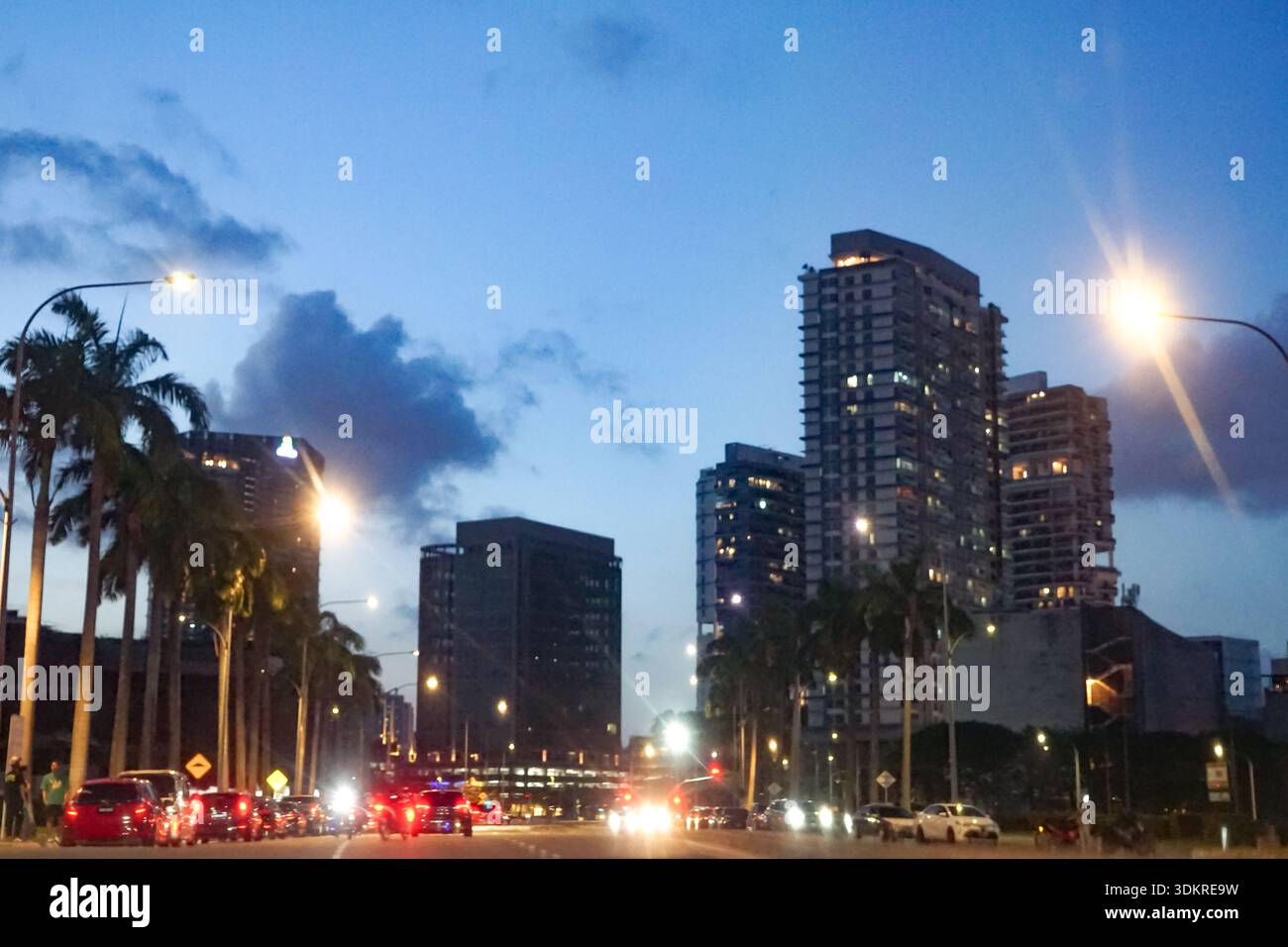 Palm trees modern buildings hi-res stock photography and images - Alamy