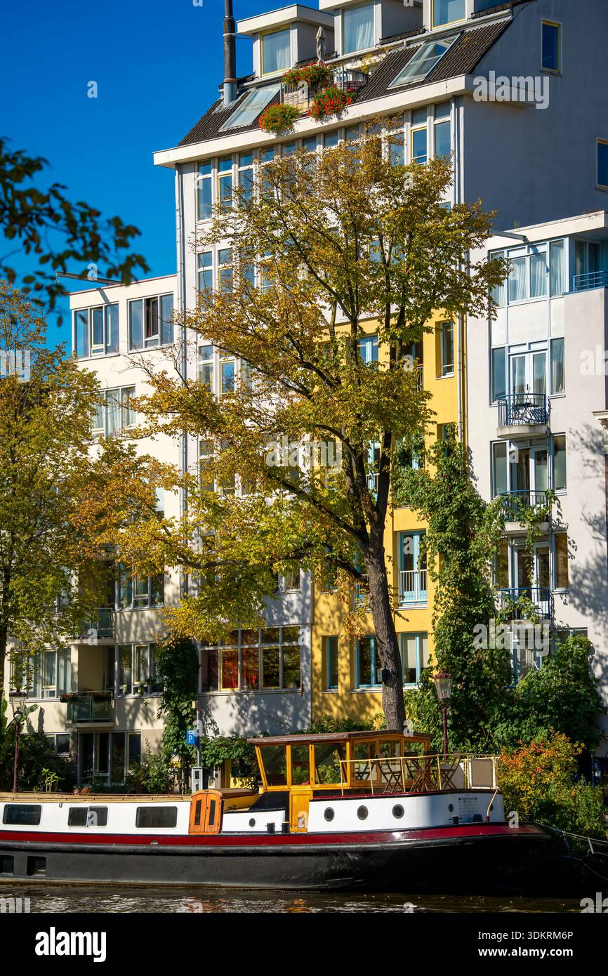 Some of the much sort after properties on the Zwanenburgwal canal in the center of Amsterdam, Netherlands. Stock Photo