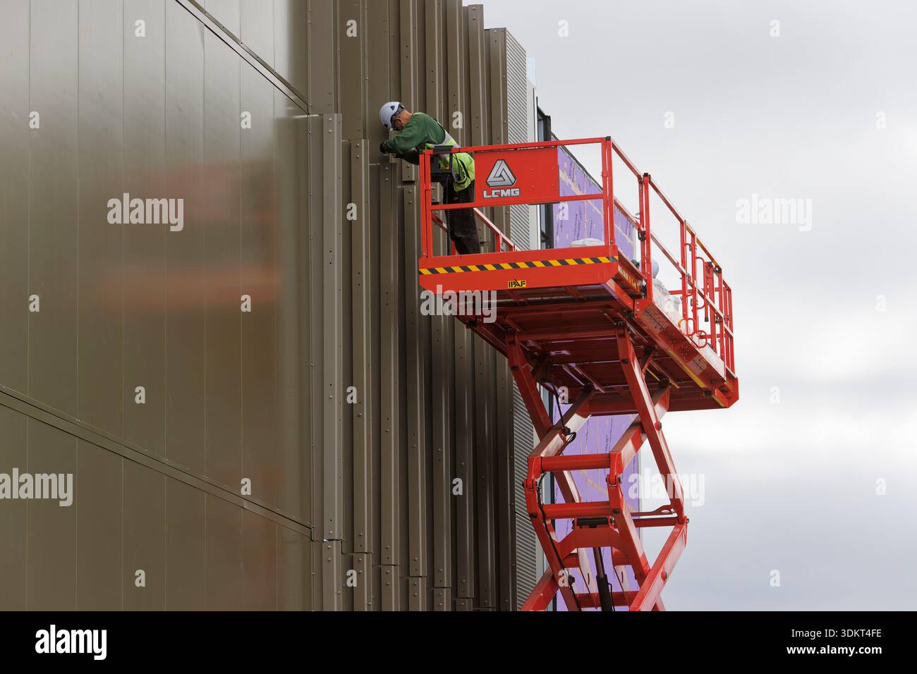 Two contractors on scissor lift hi-res stock photography and images - Alamy