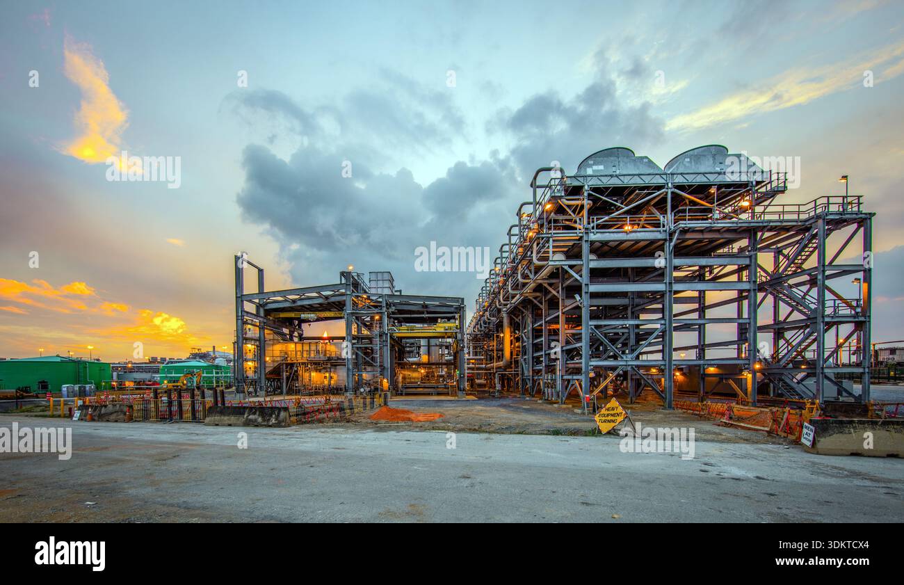 Liquefied natural gas facility hi-res stock photography and images - Alamy