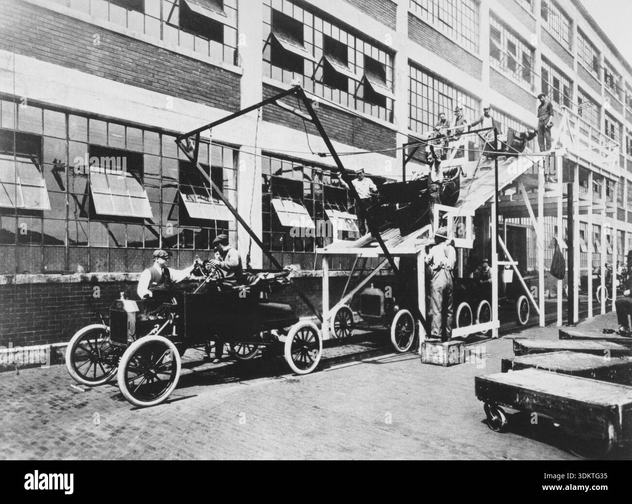 The first cars on the assembly line were produced at the Ford Motor Company  Plant in Detroit, Michigan. Here, workers assemble the famous Ford T model  on the assembly line. [automated translation]