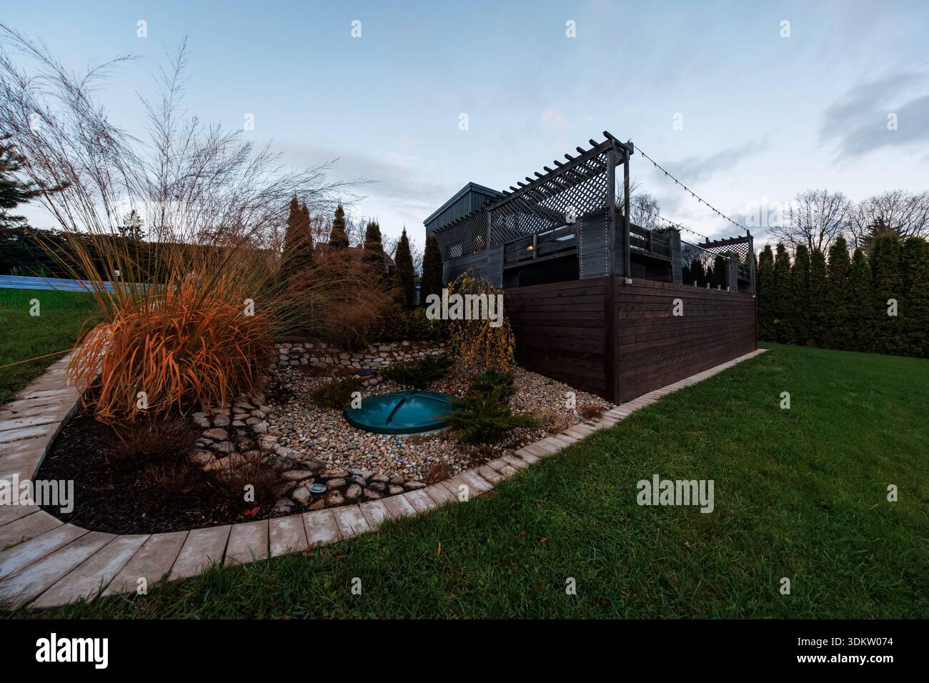 Grasses gravel garden hi-res stock photography and images - Alamy
