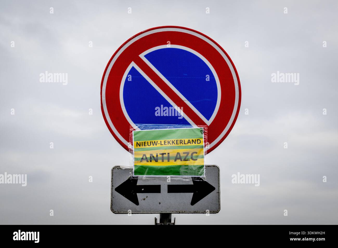 Nieuw-Lekkerland - Demonstration signs against the arrival of an asylum ...