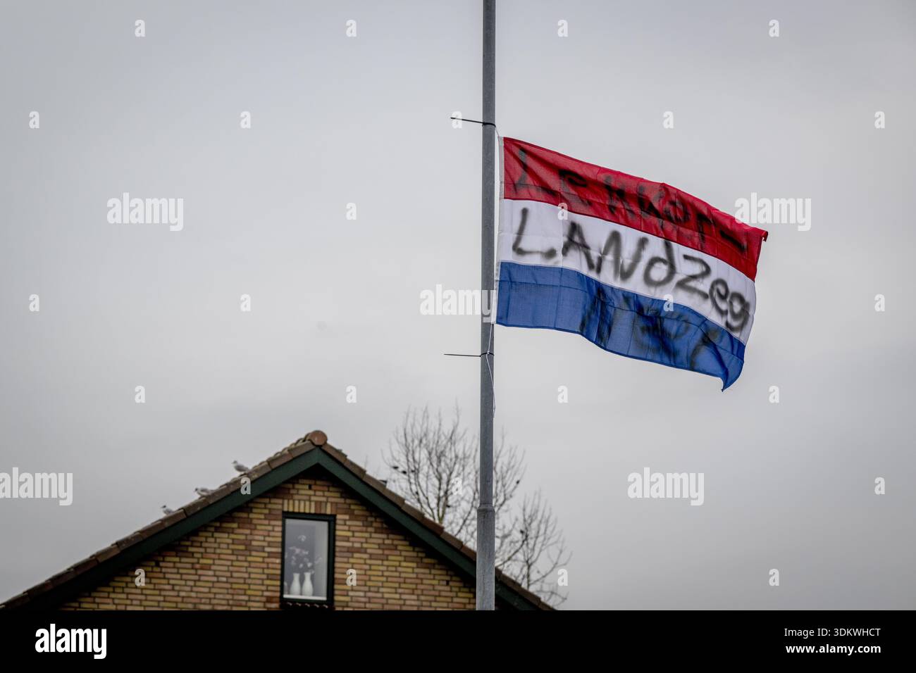 Nieuw-Lekkerland - Demonstration signs against the arrival of an asylum ...