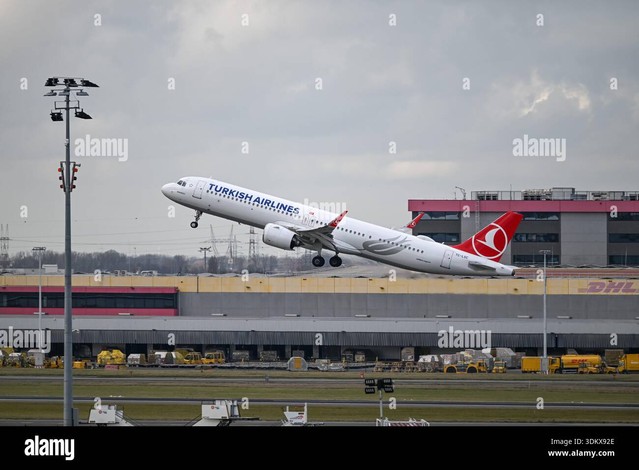 Turkish Airlines Airbus A321-271NX (REG: TC-LSK) NEO version of