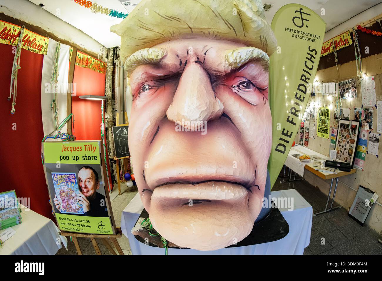 02.02.2026. Düsseldorf. Hinter einem Schaufenster an der Friedrichstraße 67 können Passanten einen grimmig dreinblickenden Donald Trump entdecken. Die Stock Photo