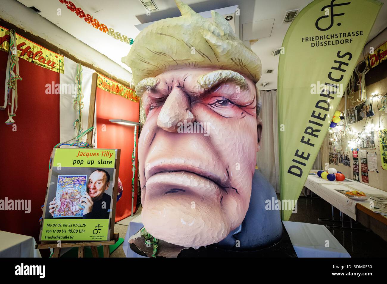 02.02.2026. Düsseldorf. Hinter einem Schaufenster an der Friedrichstraße 67 können Passanten einen grimmig dreinblickenden Donald Trump entdecken. Die Stock Photo