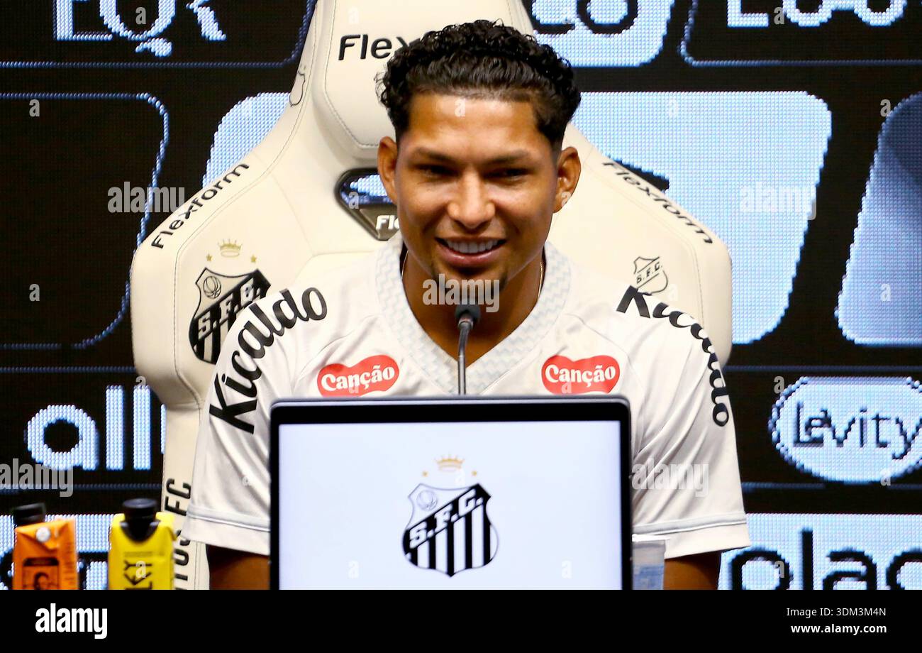 SP - SANTOS - 03/02/2026 - SANTOS, PRESENTATION - Rony poses for photos ...