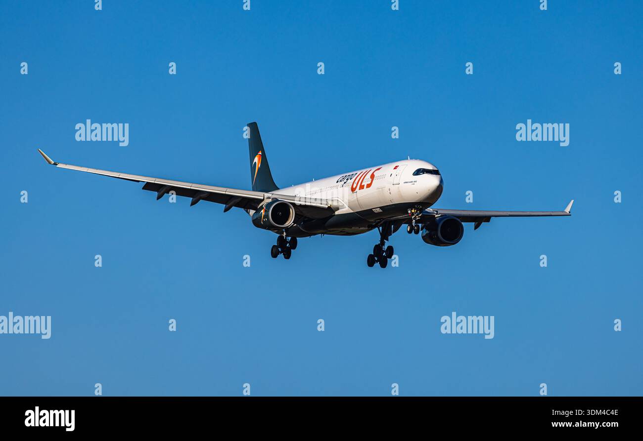 Uls airlines cargo hi-res stock photography and images - Alamy