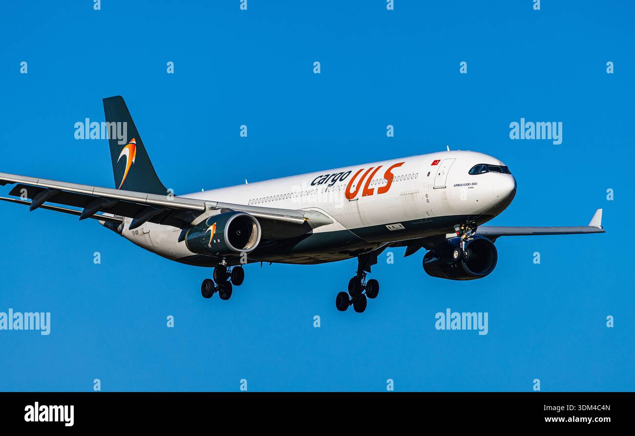 Uls airlines cargo hi-res stock photography and images - Alamy