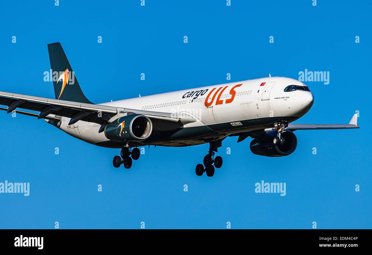 Uls airlines cargo hi-res stock photography and images - Alamy