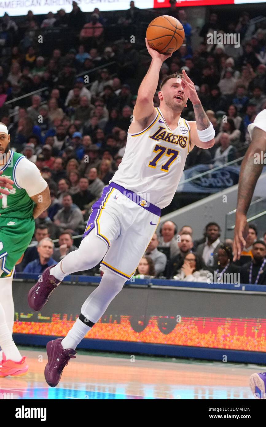 Los Angeles Lakers guard Luka Doncic (77) shoots a basket against the ...