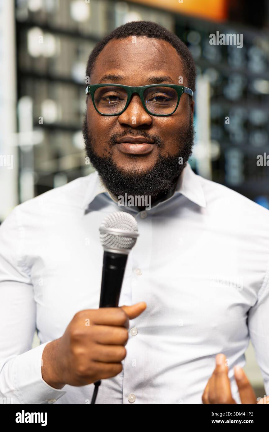 African american reporter delivering hi-res stock photography and ...
