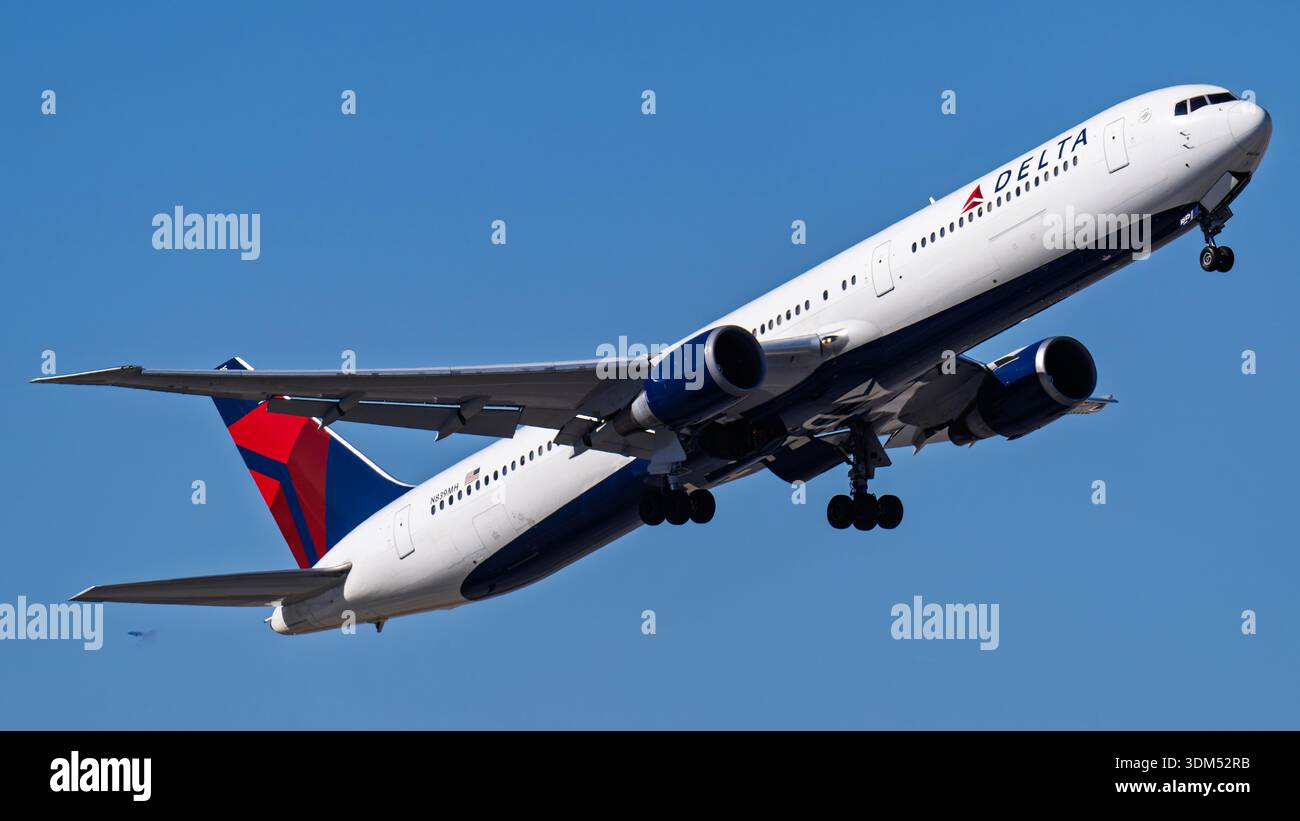 Boeing 767 400 hi-res stock photography and images - Alamy