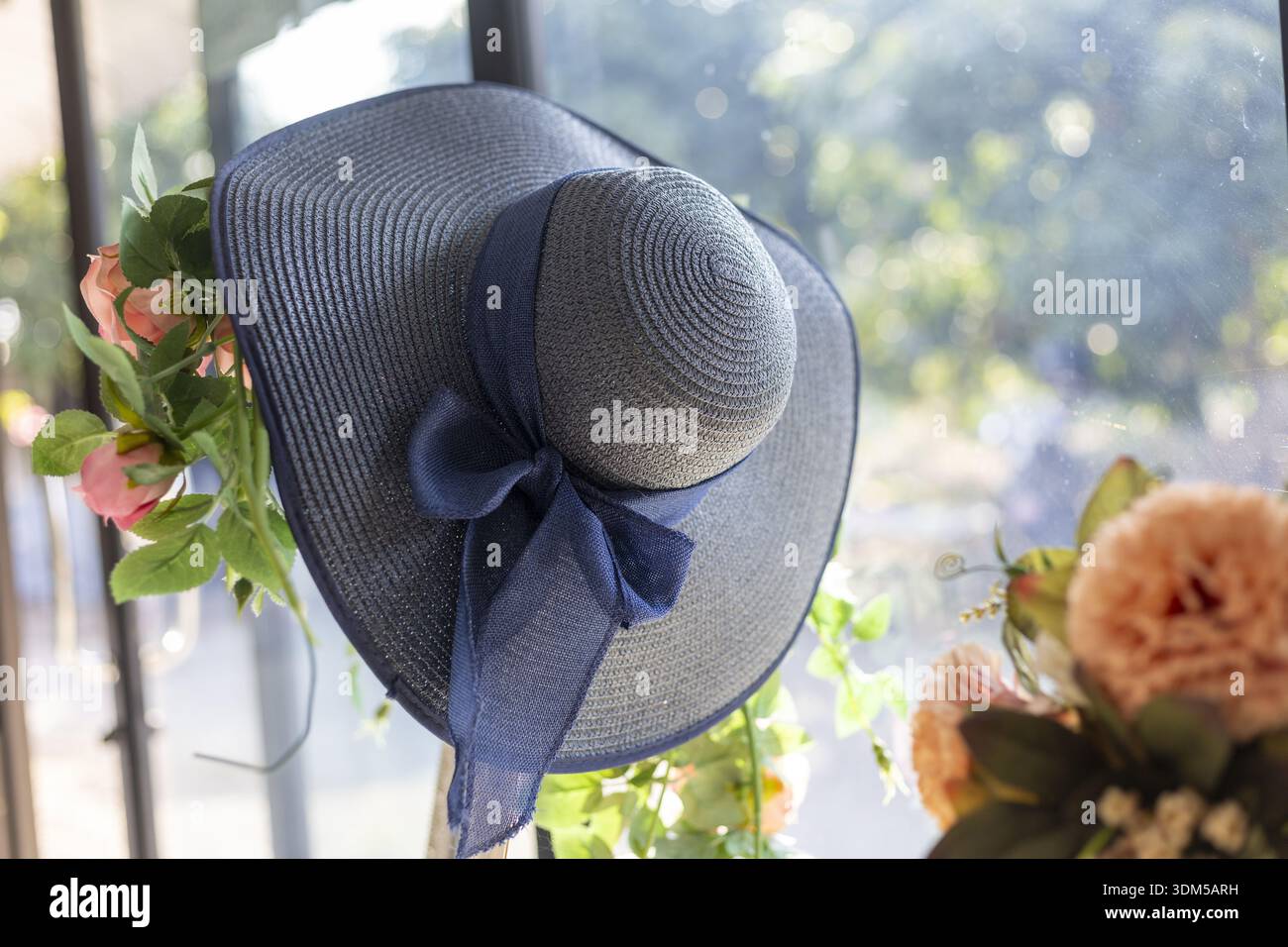 Vtg 1950\'s  Women\'s Hand Woven Straw Hat Navy Blue With Hand Sewn White Flowers P1040049__86414.1698266393.JPG?c=2 main image 3