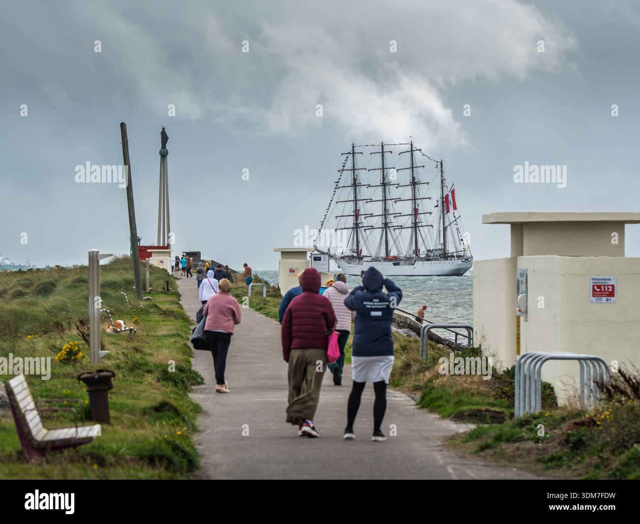 People observing the Peruvian ship BAP Union leaving Dublin from the Bull Wall Stock Photo
