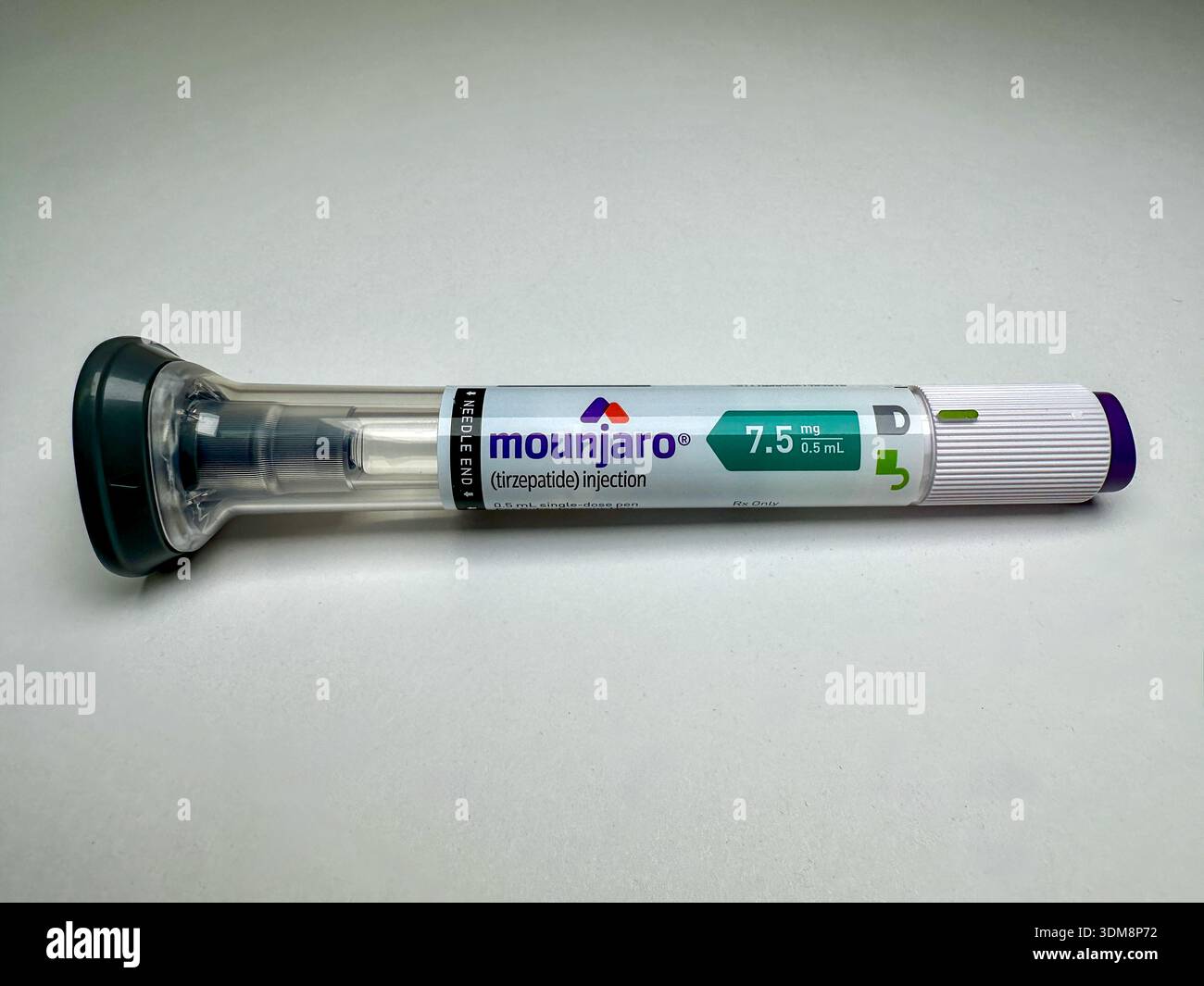 tirzepatide valparaiso Tirzepatide injection pen smartphone stock photos and images