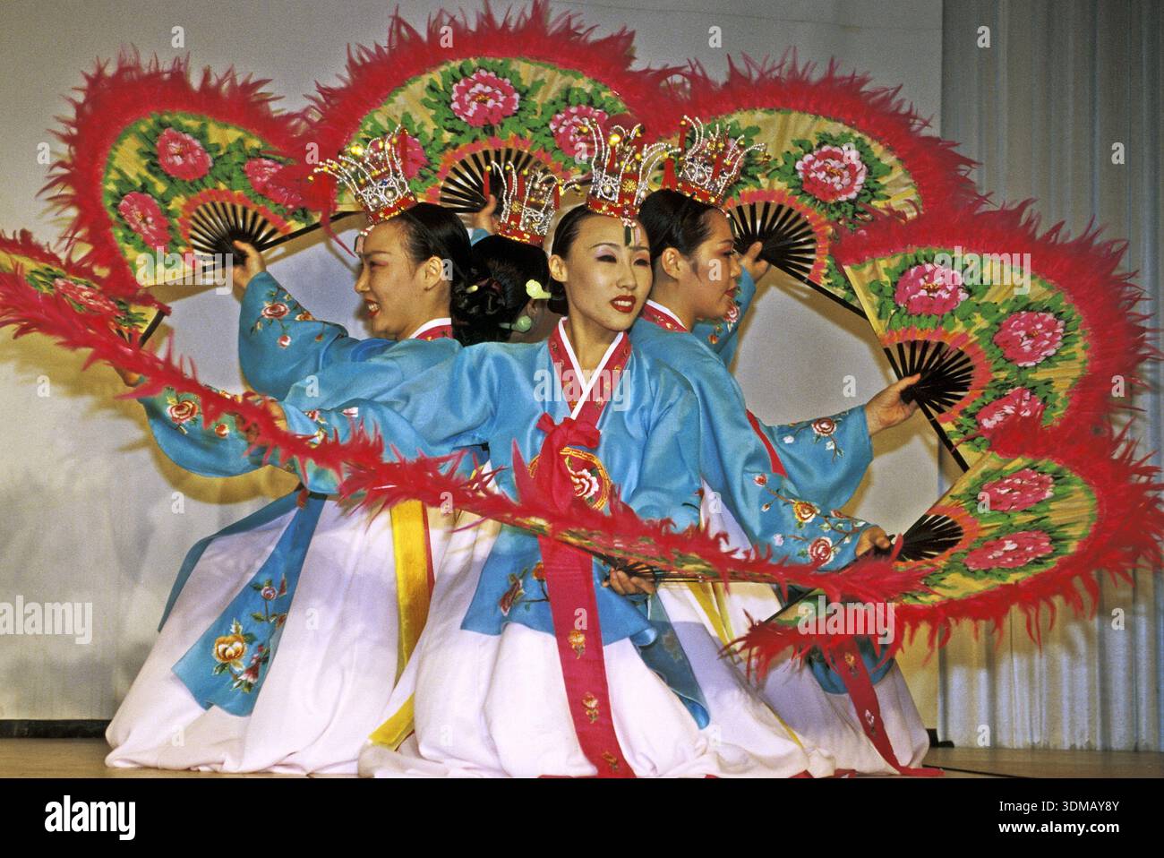 Korean fan dance hi-res stock photography and images - Alamy