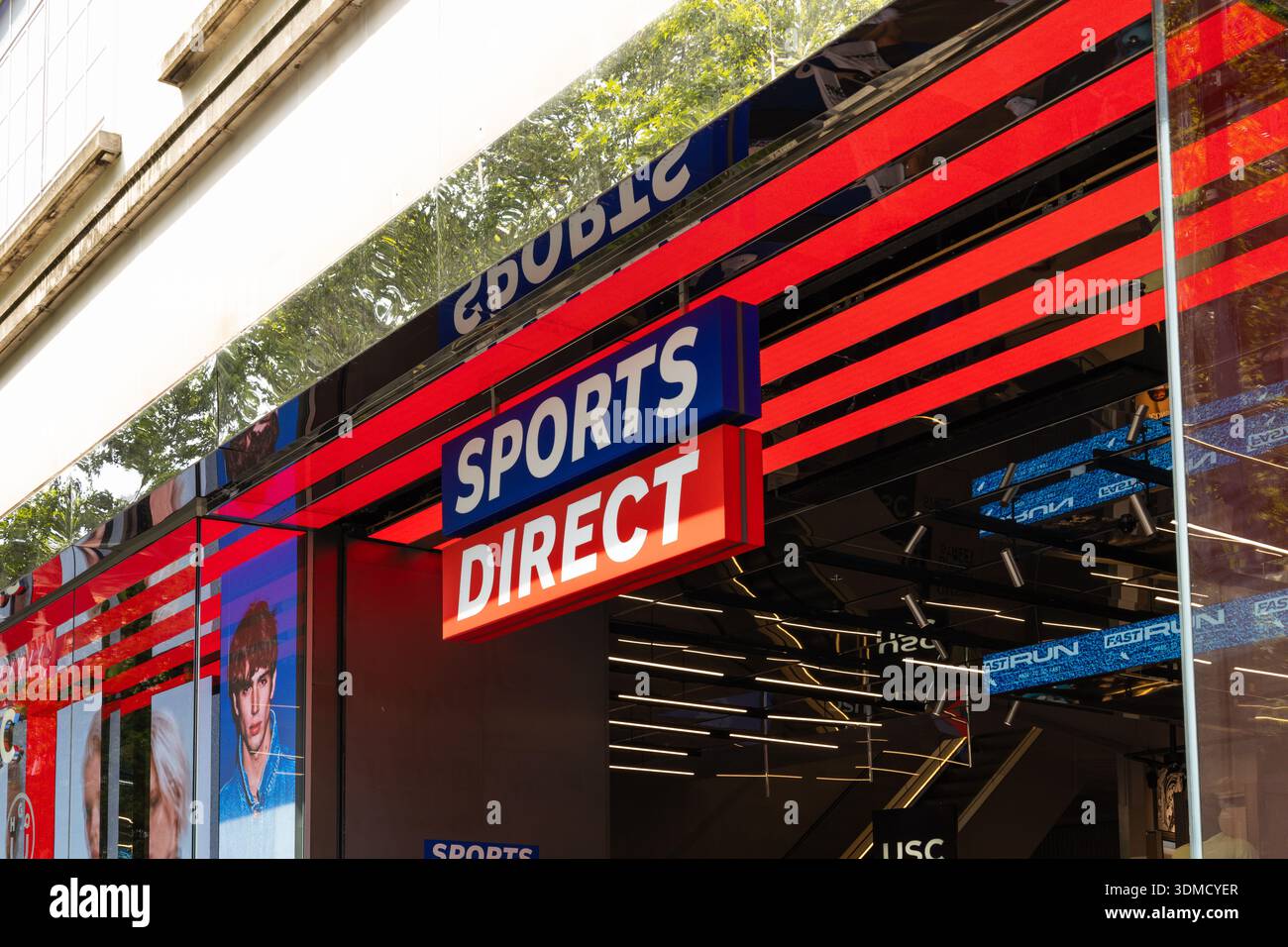 Physical retail revival hi-res stock photography and images - Alamy
