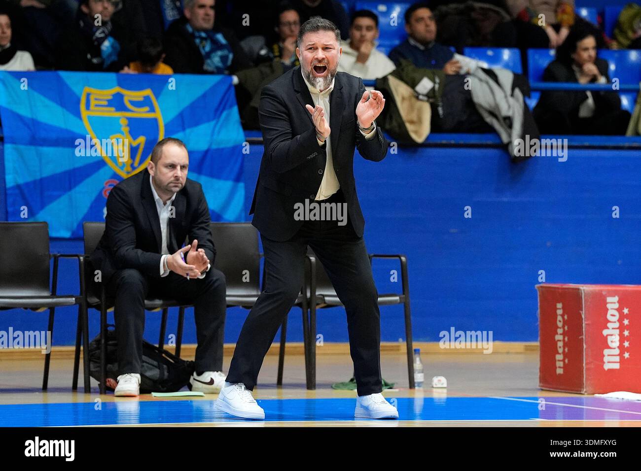Villeneuve d'Ascq coach and player condemn court abuse Villeneuve d'Ascq coach and player condemn court abuse