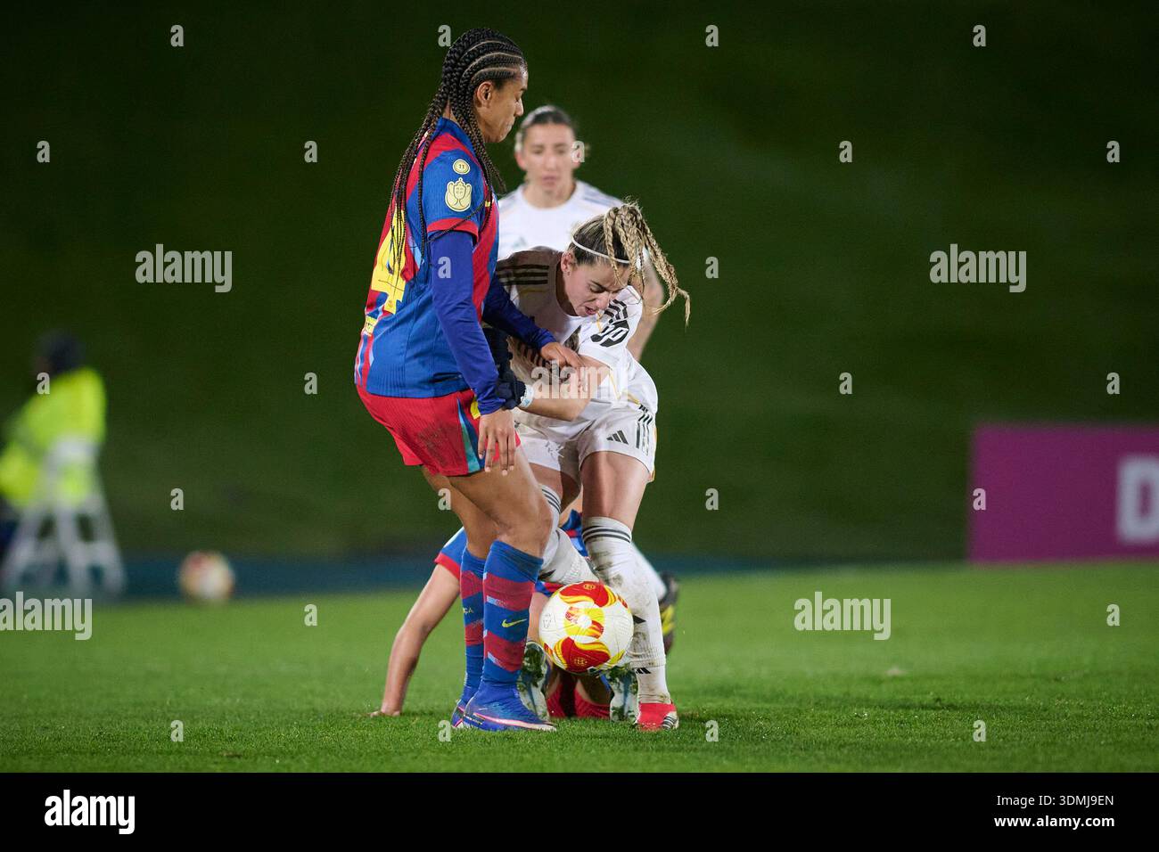 Real Madrid CF’s Athenea del Castillo (R) and FC Barcelona’s Esmee ...