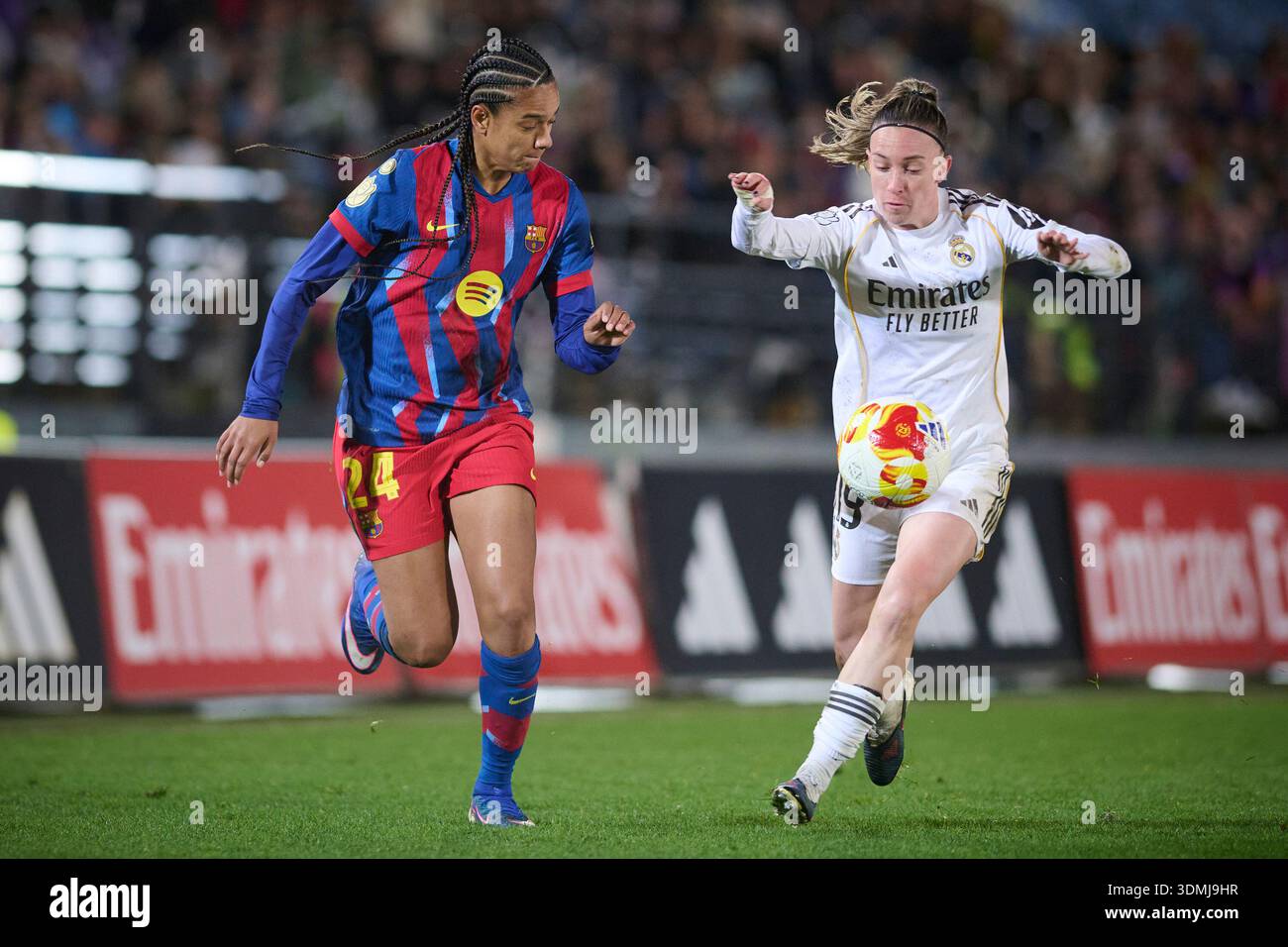 Real Madrid CF’s Eva Navarro (R) and FC Barcelona’s Esmee Brugts ...