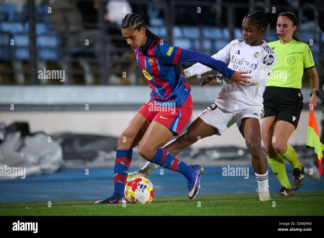 Real Madrid CF’s Linda Caicedo (R) and FC Barcelona’s Esmee Brugts ...