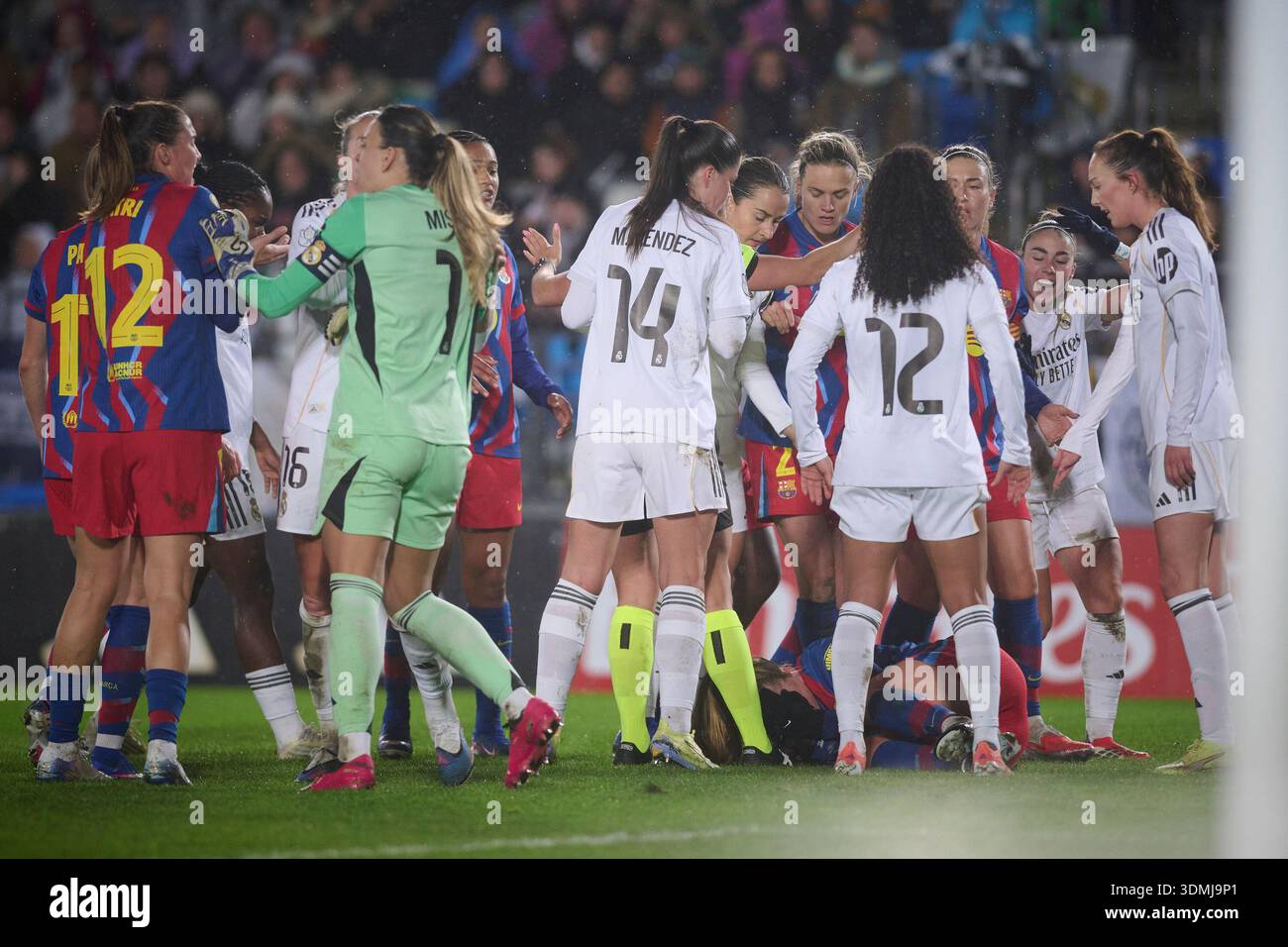 Real Madrid CF’s players argue with FC Barcelona’s players Spanish ...