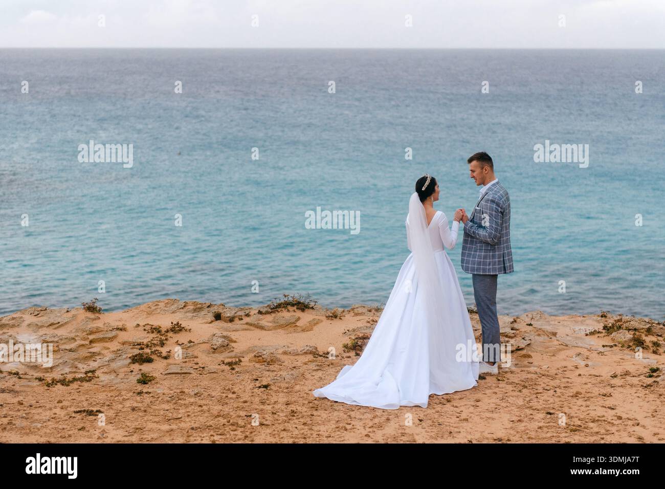 Wedding couple romantic landscape bride hi-res stock photography and images  - Page 7 - Alamy