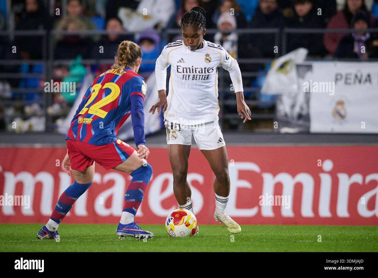 Real Madrid CF’s Linda Caicedo (R) and FC Barcelona’s Ona Batlle ...