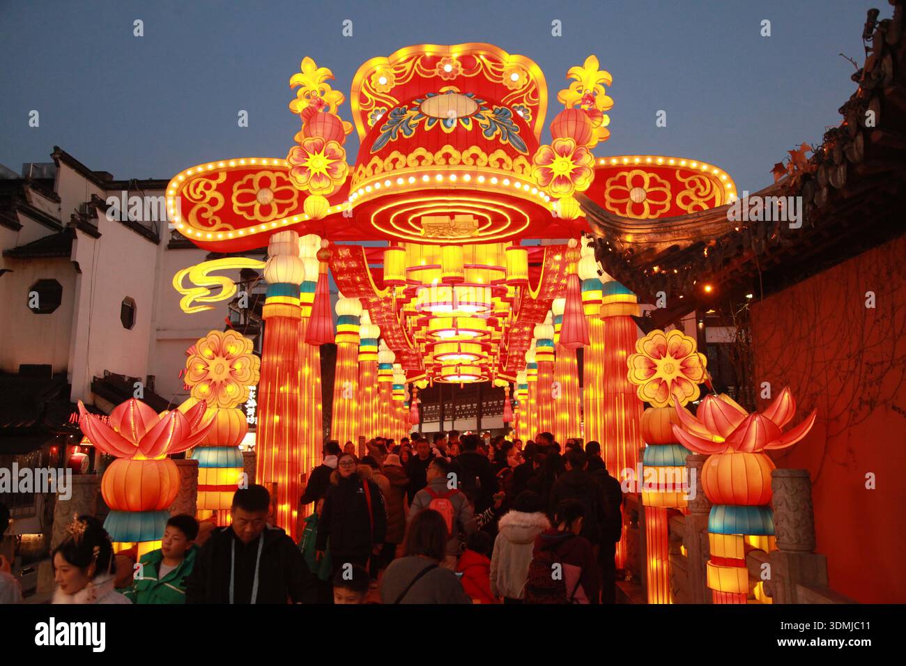 Visitors enjoy the 40th Qinhuai Lantern Festival at Confucius Temple ...