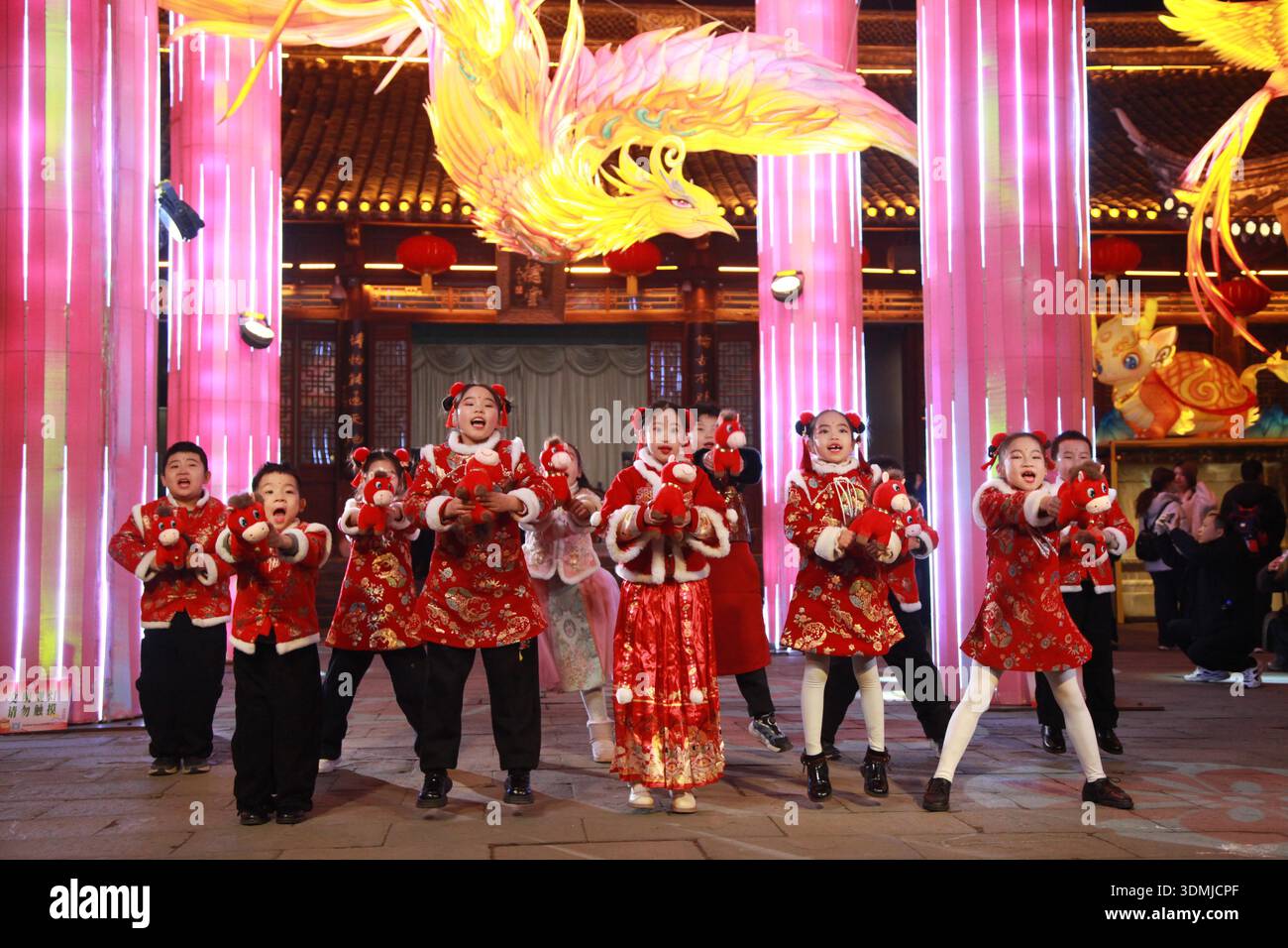 Visitors enjoy the 40th Qinhuai Lantern Festival at Confucius Temple ...