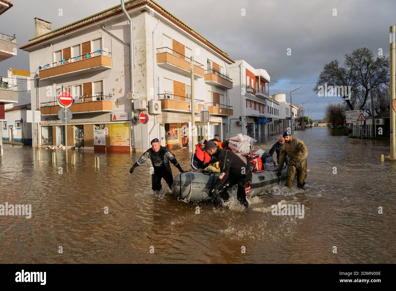 Police officers and marines evacuate residents from a hotel by ...