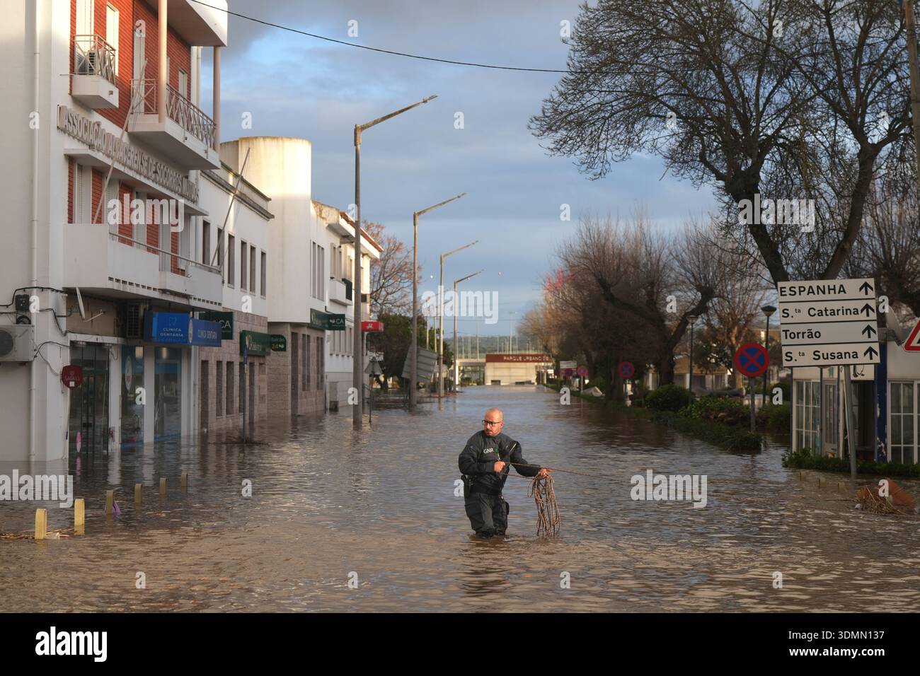 Police officers evacuate residents from a hotel by inflatable boat ...