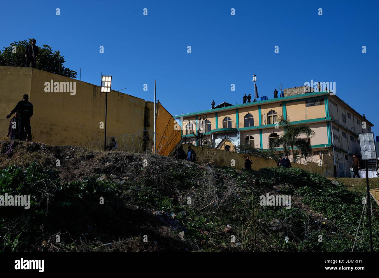 Police commandos take position on a Shiite mosque, the site of Friday's ...