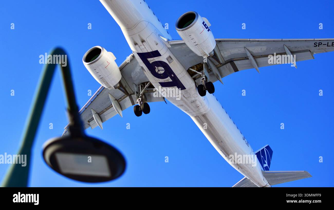 Embraer 190, board hi-res stock photography and images - Alamy