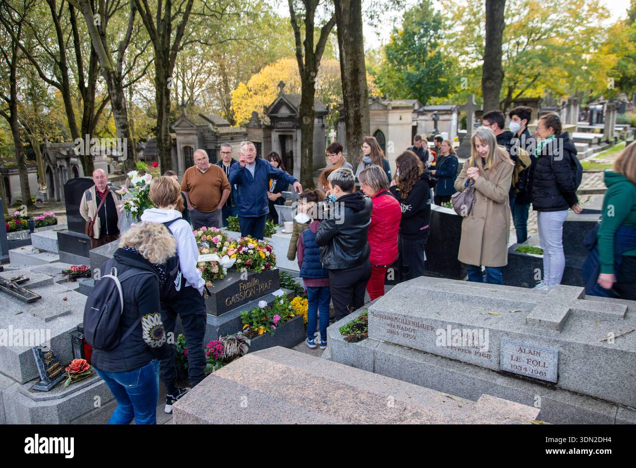 Edith Cemetery France, Paris - Tourists and a city guide around the grave of the ...